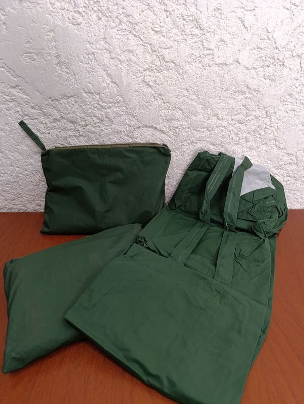 Lote siguiente: Conjunto de lluvia verde para hombre