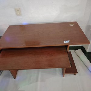 Escritorio de Madera Oscura con Bandeja para Teclado - imagen 2