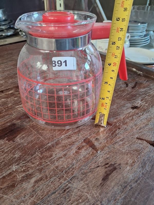 Lote anterior: Jarra de vidrio con tapa roja y patrón de cuadrícula
