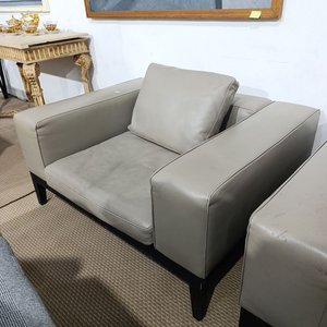 Sillón de Estilo Contemporáneo "Camerich USA" en Cuero Gris con Base de Madera Maciza - imagen 8