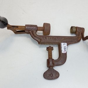 Antiguo Cargador de Cartuchos DIANA de Metal con Mangos de Madera - imagen 4