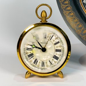 Plato Egipcio Decorativo, 18 Cucharitas y Reloj Bulova con Números Romanos - imagen 3