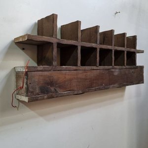 Estante Rústico de Madera con Compartimientos y Apliques de Luz - imagen 2