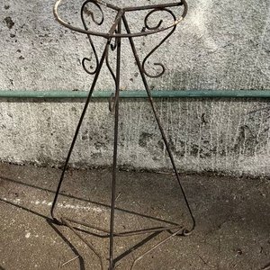 Pedestal de Hierro Forjado con Detalles Ornamentales - imagen 6