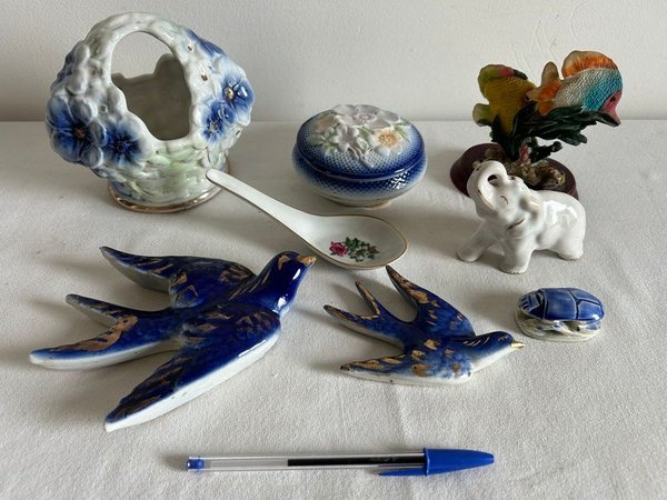 Lote de Adornos de Porcelana: Cesta, Pájaros, Elefante y Tortuga