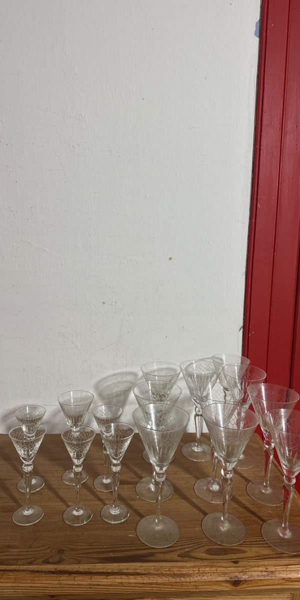 Juego de 16 Copas de Cristal Tallado
