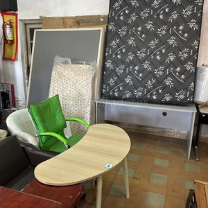 Lote de Muebles de Oficina y Hogar: Sillones, Mesas y Más - imagen 2
