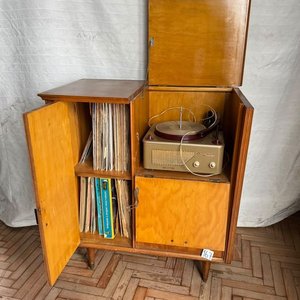 Mueble Antiguo con Tocadiscos y Discos de Pasta - imagen 3