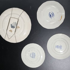 Juego de 4 Platos de Cerámica Inglesa con Decoración Azul y Escenas de Paisaje - imagen 2