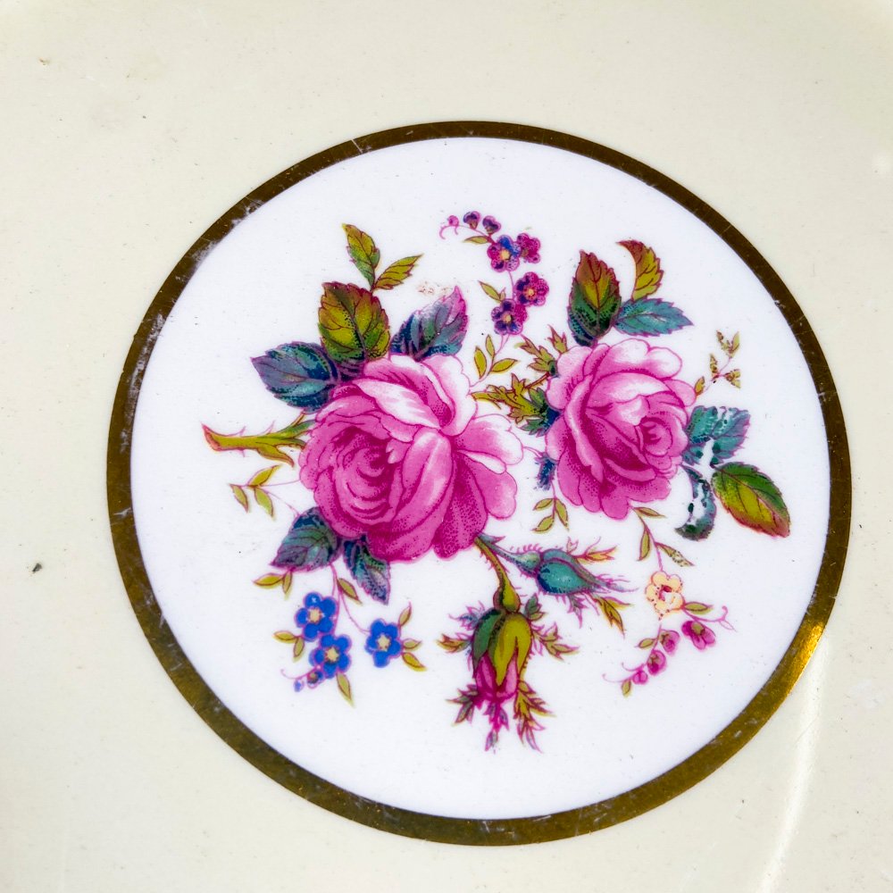 Tres platos de loza inglesa con decoración floral - imagen 5