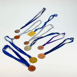 Lote de 9 Medallas Doradas y Plateadas con Cintas - imagen 2