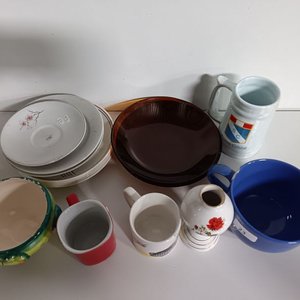 Lote de Vajilla Variada: Tazas, Platos y Jarra - imagen 5