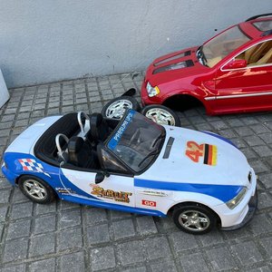 Dos autos a escala grandes, uno rojo y uno blanco, para niños - imagen 2