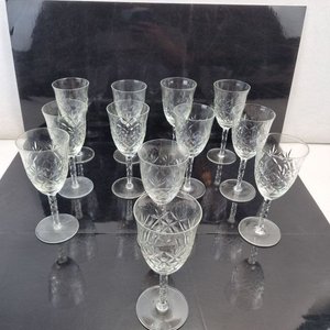 Lote siguiente: L 276 - 12 Piezas - Set de 12 copas para licor con cuerpo tallado de base redonda y fuste trenzado (Altura 12cm)
