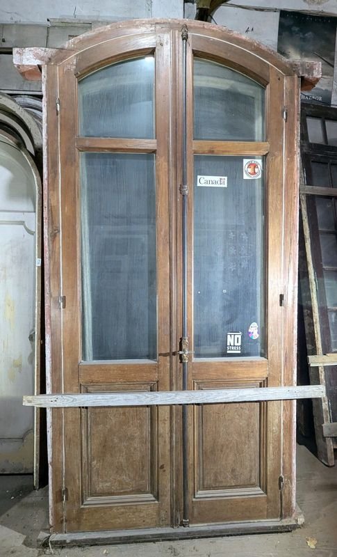 Puerta antigua de dos hojas batientes en cedro y vidrio con marco de pinotea - imagen 4