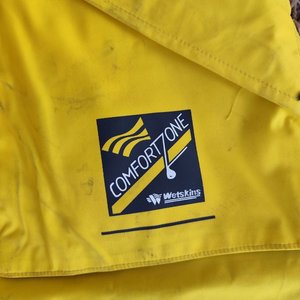 Conjunto Impermeable Wetskins Comfort Zone: Chaqueta con Capucha y Pantalón Jardinero Amarillo - imagen 3