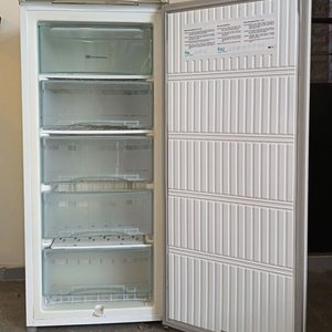 Freezer Vertical White Westinghouse WU175BSW Blanco con 5 Estantes - imagen 2