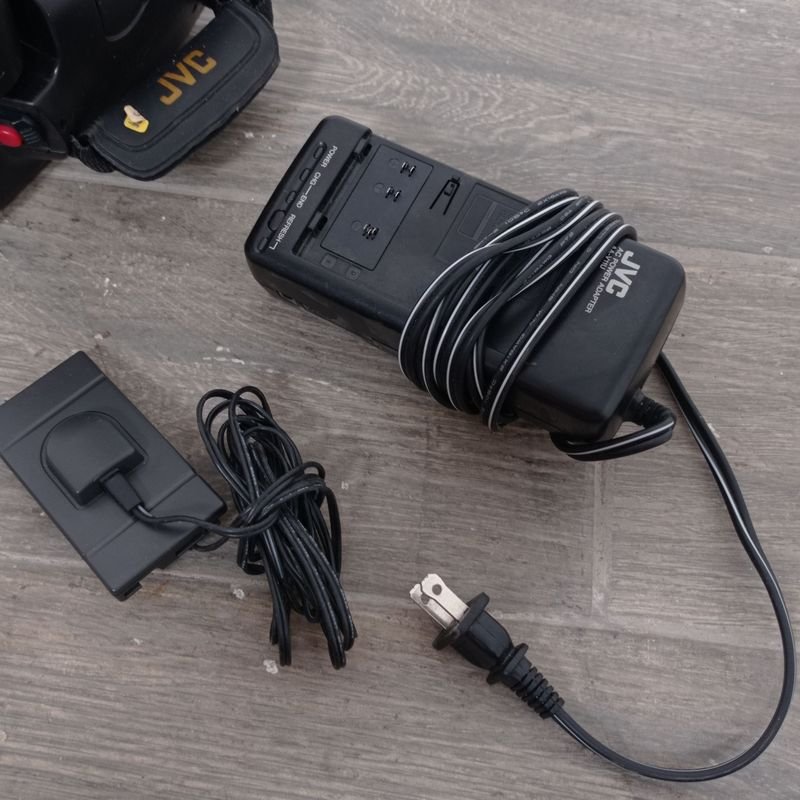 Filmadora JVC con valija batería y cargador - imagen 3