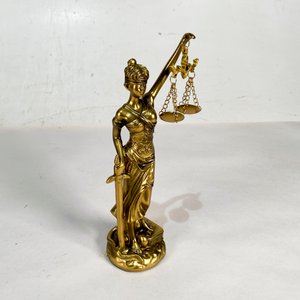 Figura "Diosa de la Justicia" Dorada - 22 cm - imagen 3