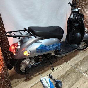 Scooter Eléctrica Negra Tipo Vespa Nueva con Batería de Litio y Cargador - imagen 6