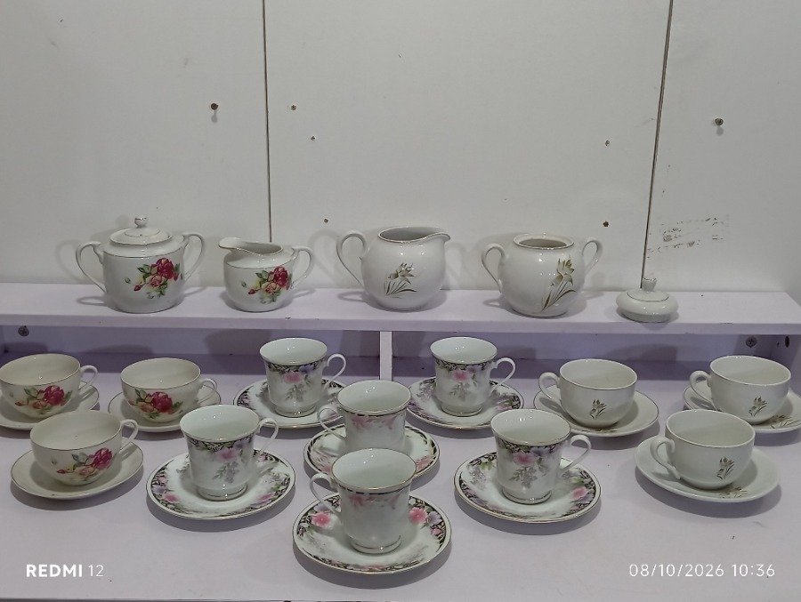 Juego de té y café de porcelana con flores y bordes dorados: 28 piezas