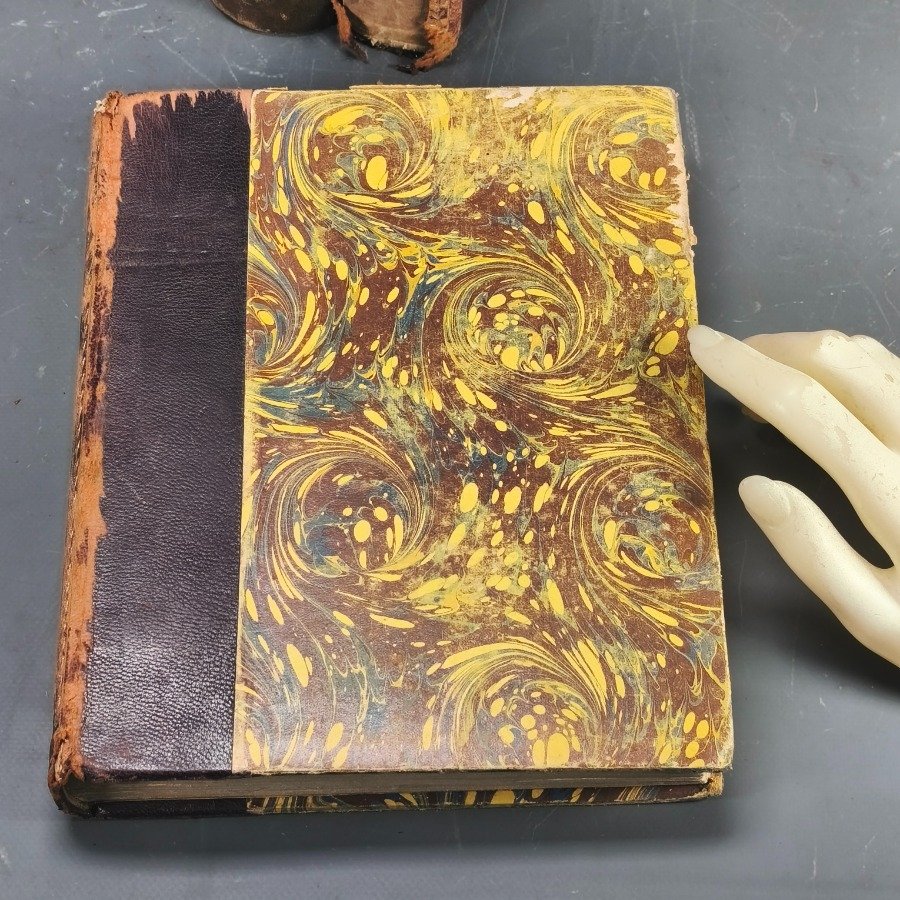 Libros antiguos y modernos, con detalles de estilo y materiales - imagen 5