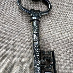 Llave Decorativa Abrebotellas y Sacacorchos Metálico Estilo Vintage - imagen 2