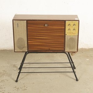 Lote siguiente: Tocadiscos Lyon con Base Metálica y Detalles Vintage