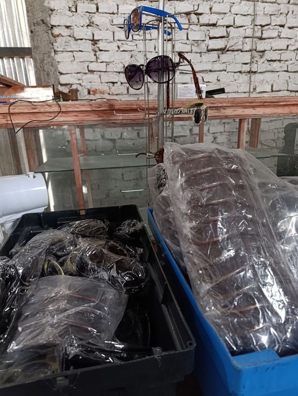 Exhibidor de Lentes de Sol Nuevos con Lentes Incluidos