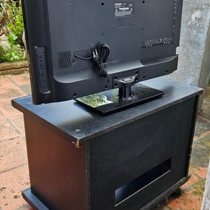 Televisor LED 32" con Rack Negro - imagen 3