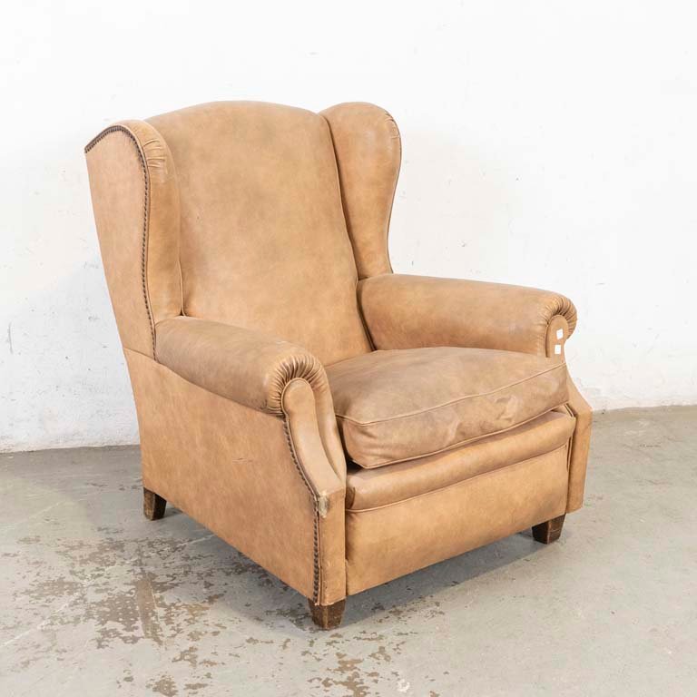 Sillón Bergere Tapizado en Cuerina Beige con Detalles