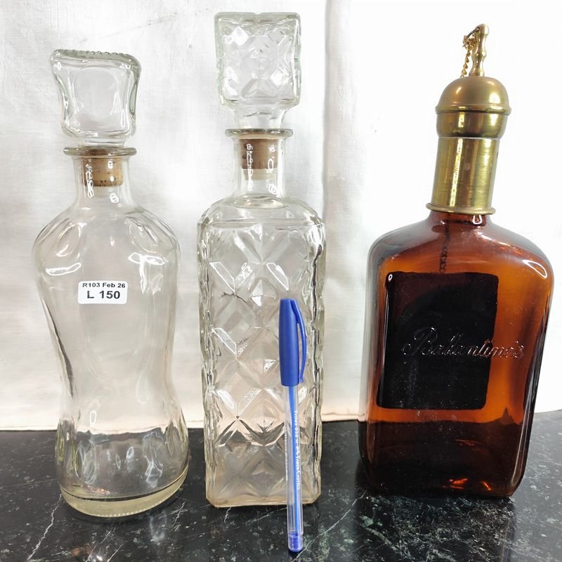 Lote anterior: Botellas de whisky Ballantines en color ámbar con tapón de bronce y cadena