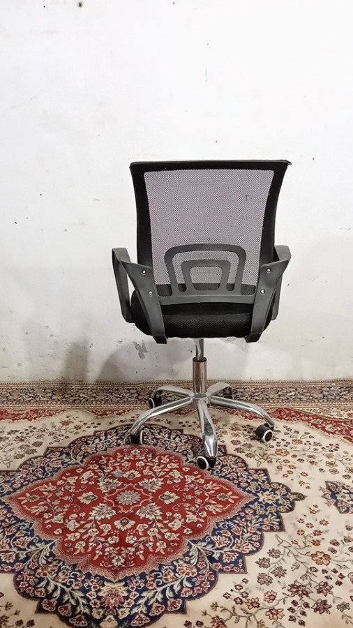 Silla oficina respaldo con malla 5 ruedas en negro, base cromada - imagen 4