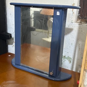 Lote siguiente: Botiquín de Baño Azul con Espejo