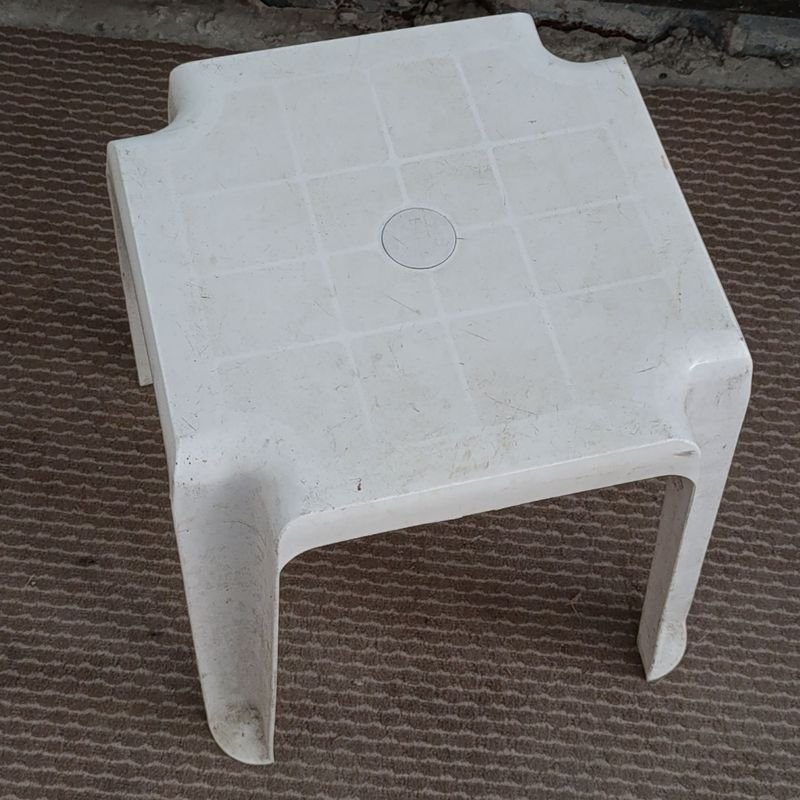 Silla de plástico blanca en buen estado - imagen 3