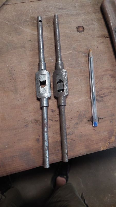 Lote siguiente: Dos porta machos de metal en buen estado