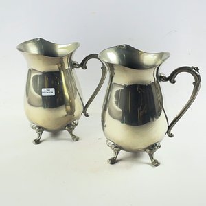 Lote siguiente: PAr de jarras en metal (con detalle)20,5 cm