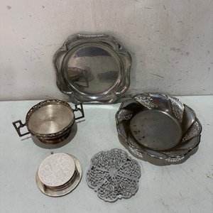 Lote siguiente: Bandejas y posavasos de metal plateado