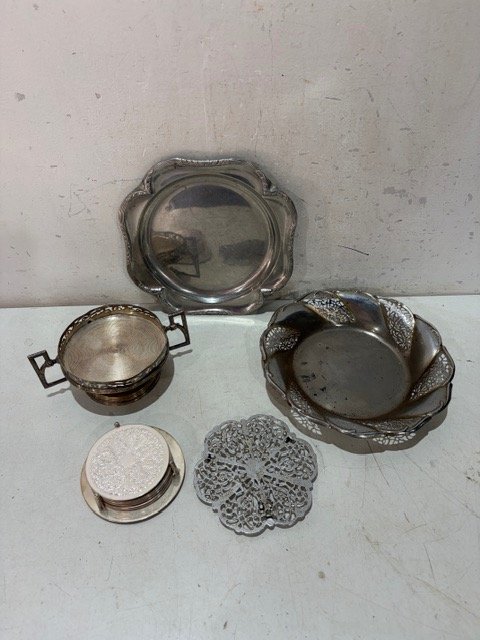 Bandejas y posavasos de metal plateado