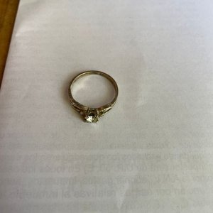 Anillo Sellado de Metal Blanco con Piedra Central - imagen 3