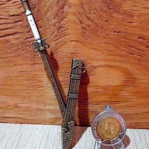 Espada China Jian Miniatura o Abrecartas en Metal con Funda - imagen 2