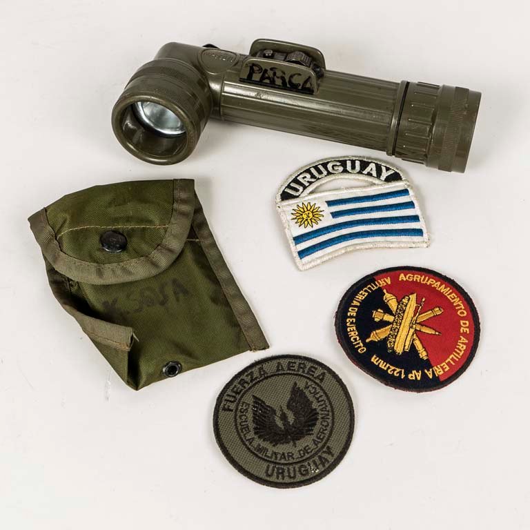 Lote siguiente: Linterna militar Fulton hecha en USA con guarda cartuchos y parches de tela
