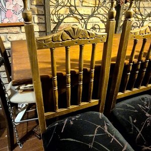 Juego de 6 Sillas de Madera Torneada y Tallada con Tapizado Negro - imagen 6