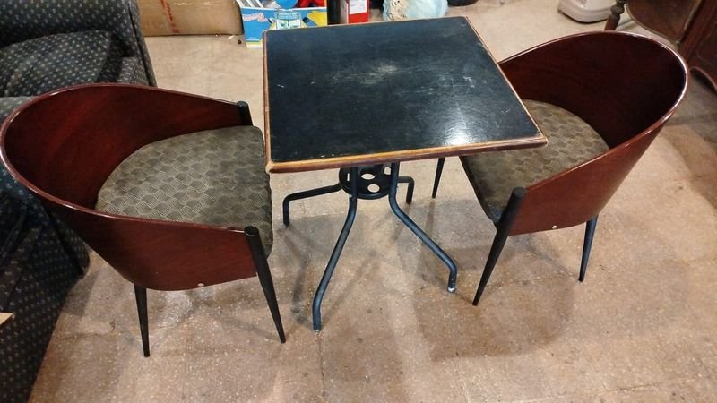Lote anterior: Mesa de bar con butacas de madera de 'La Pasiva' - Muebles para el hogar