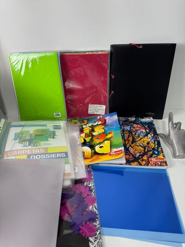 Caja repleta de insumos de papelería nuevos - imagen 3