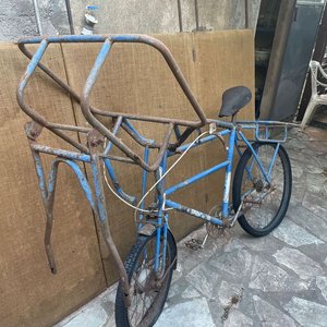 Bicicleta de Reparto Antigua con Canastos y Cartelería - imagen 7