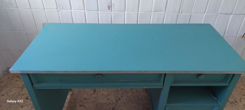 Mesa de madera pintada en azul - imagen 5