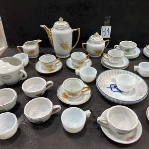 Juego de Té Incompleto: Tazas, Platillos, Tetera, Azucarero y Lechera - imagen 2