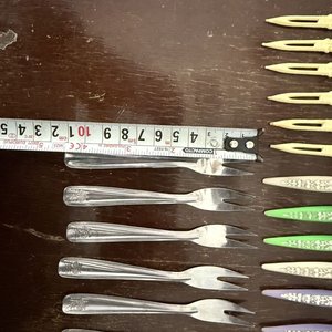 Lote de Cubiertos Surtidos: Tenedores Decorativos, Utensilios de Mesa y Servidores Grandes - imagen 5