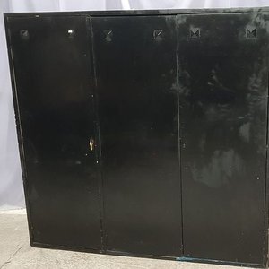 Lote siguiente: Ropero Negro de Madera con 3 Puertas